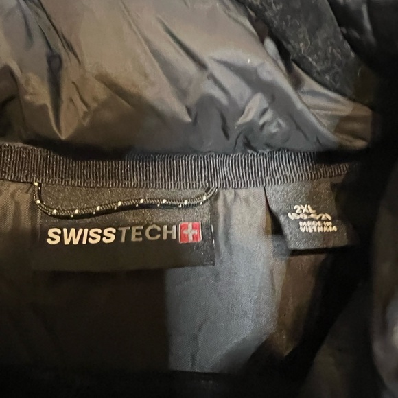 Swiss Tech Men’s Black Puffer Jacket. Quilted design with front zipper. Size XXL - Picture 4 of 7